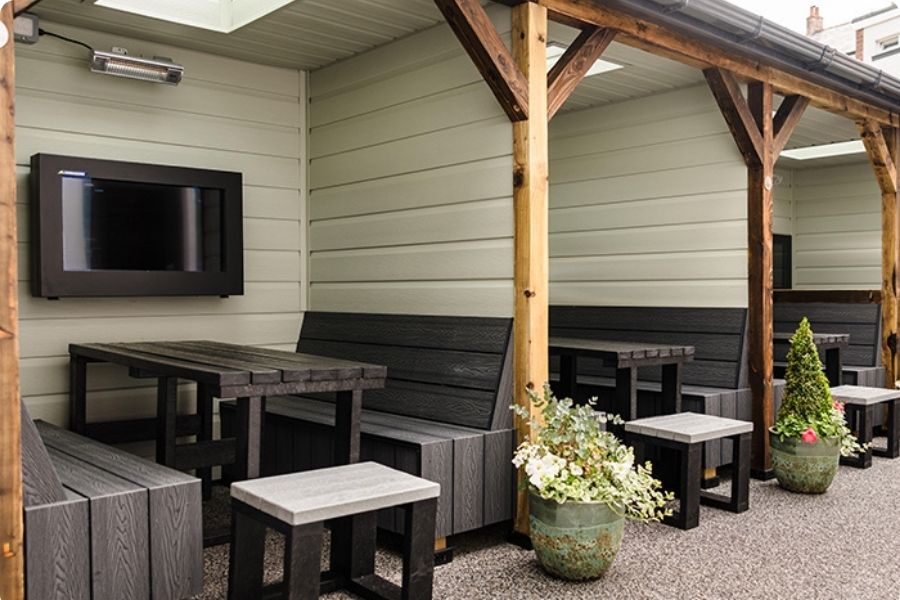 Outdoor seating at the Pencelli